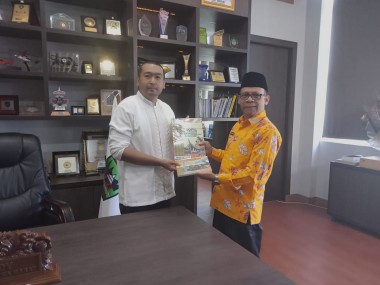 Kadis Dukcapil Provinsi menyerahkan Buku Profil Kependudukan dan Buku Data Per Semester