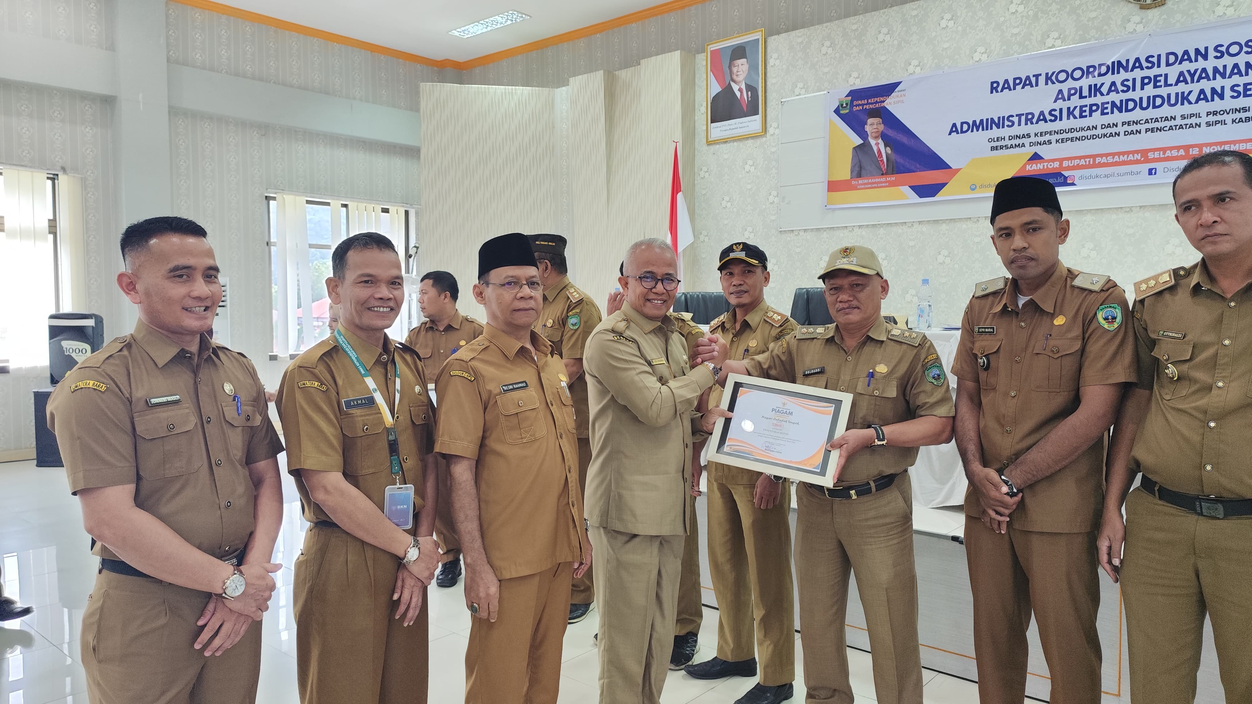 PJS Bupati Pasaman menyerahkan Penghargaan kepada Nagari Berprestasi