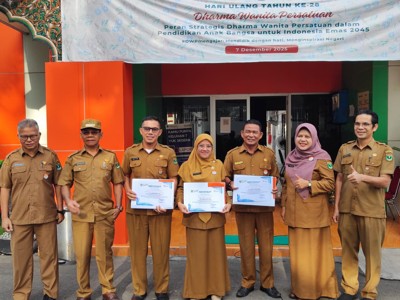 Dinas Dukcapil Provinsi Sumatera Barat Serahkan Penghargaan ASN Penerapan IMTAQ Terbaik Februari 2026